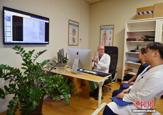 10��17���������L(zh��ng)����������(��һ)�������t(y��)���������g(sh��)��(j��ng)�(y��n)������ �z