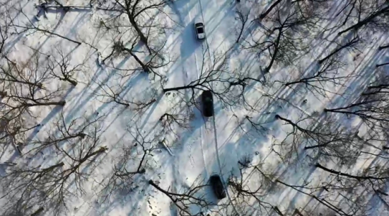 參與者駕車穿越森林。 蛟河市委宣傳部供圖 參與者駕車穿越森林。 蛟河市委宣傳部供圖