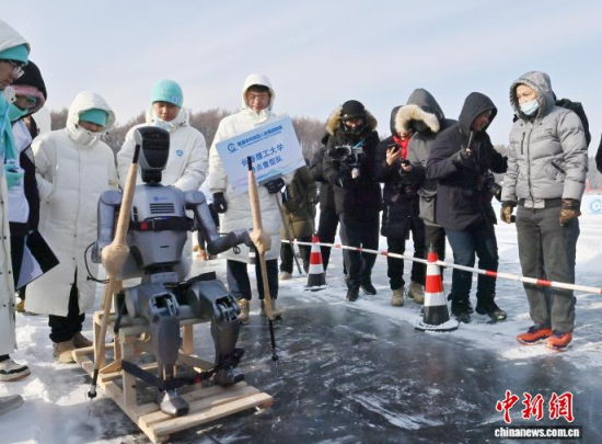 1��10���������L(zh��ng)����һ��(ch��ng)�C(j��)���˱�ѩِ�У��C(j��)�������������ϓ]��(d��ng)ѩ�����ڱ����ϊ^����������������ӛ�� ���� �z