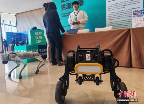 һ�ҿƼ���I(y��)չʾ�ęC(j��)���ˮa(ch��n)Ʒ�����(gu��) �z